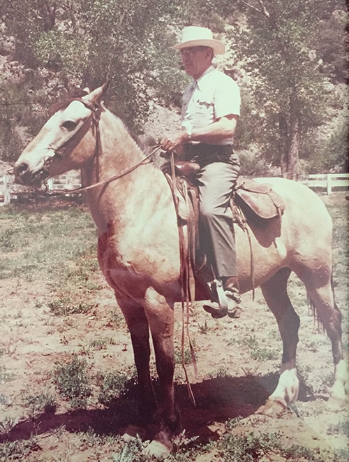 An old sitting on a horse. 