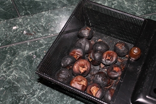 IMG_0355 Chestnuts in roasting pan with dark color.